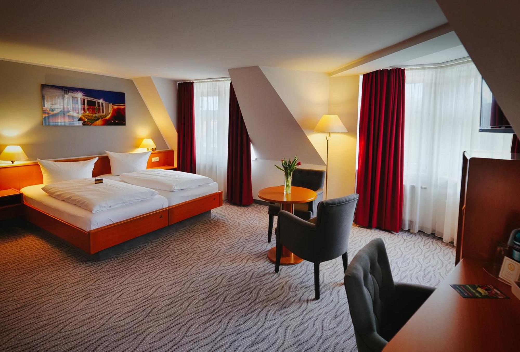 Hotel Kaiserhof Радеберг Экстерьер фото