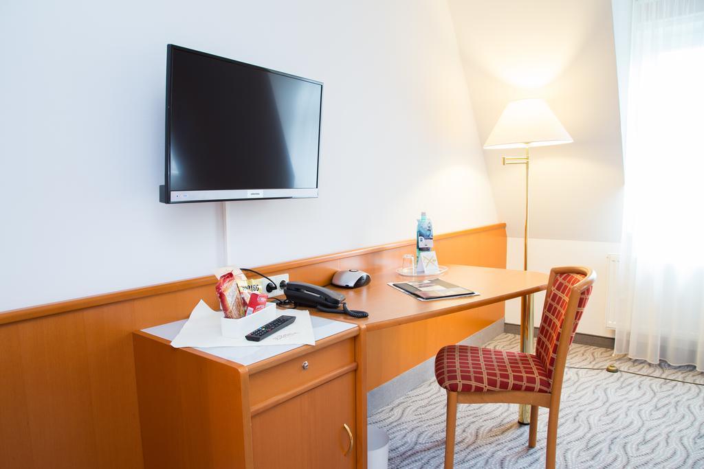 Hotel Kaiserhof Радеберг Экстерьер фото