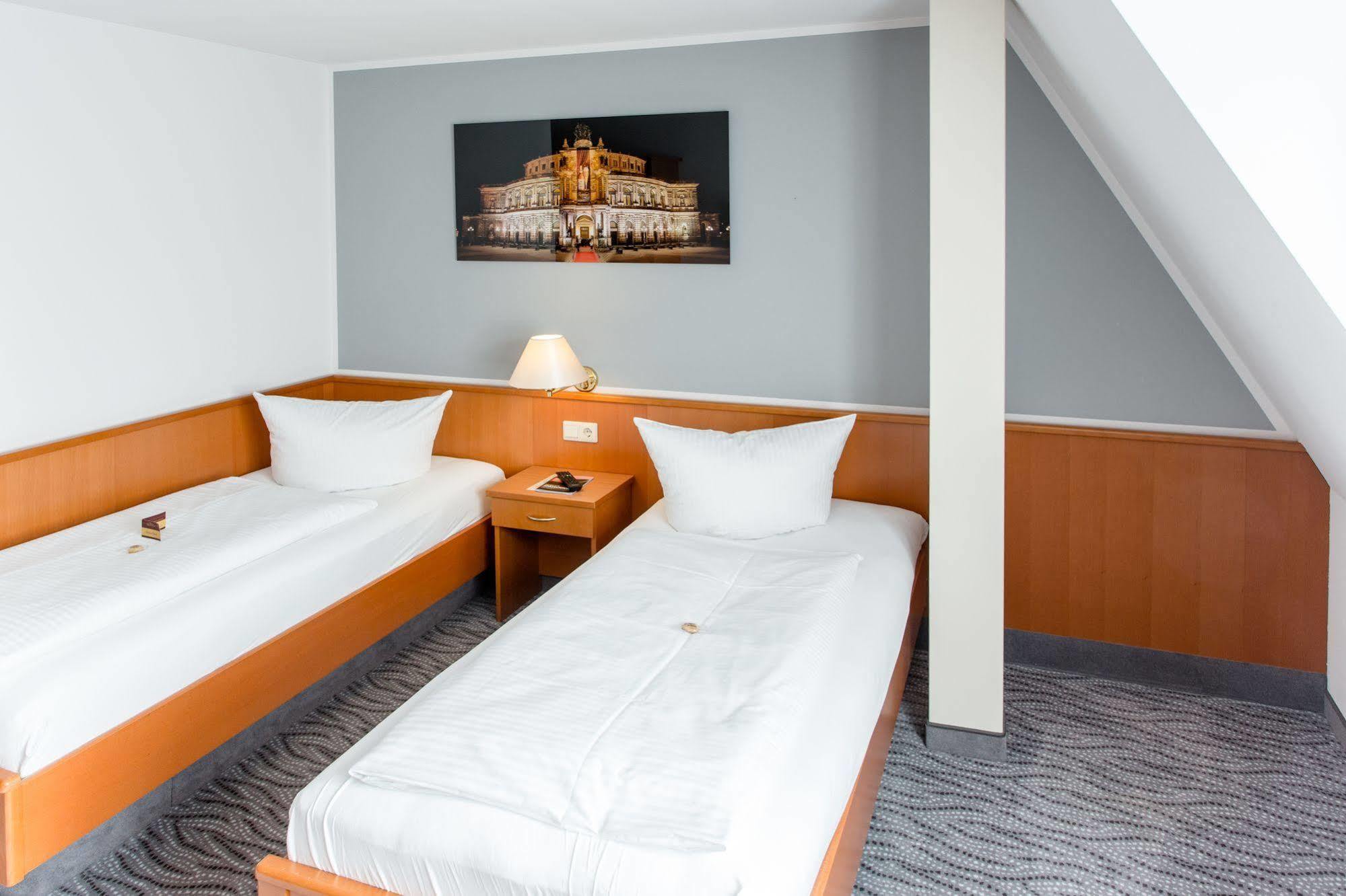 Hotel Kaiserhof Радеберг Экстерьер фото