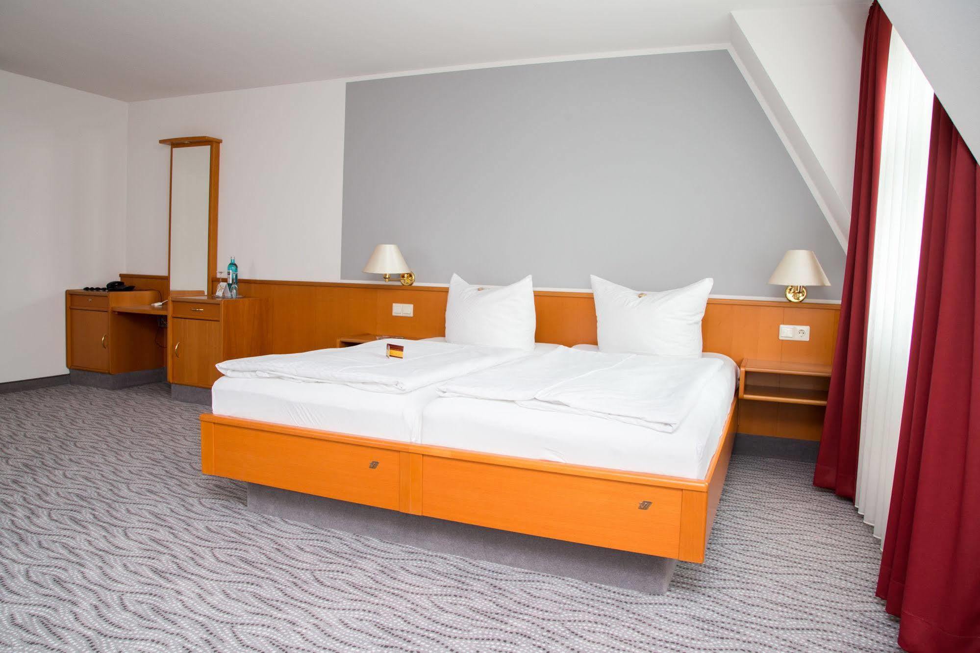 Hotel Kaiserhof Радеберг Экстерьер фото